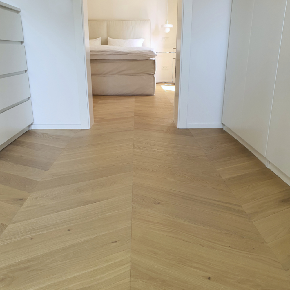 Französisches Fischgrät, Clear White - Select Chevron, helles Eichenparkett, Schlafzimmer