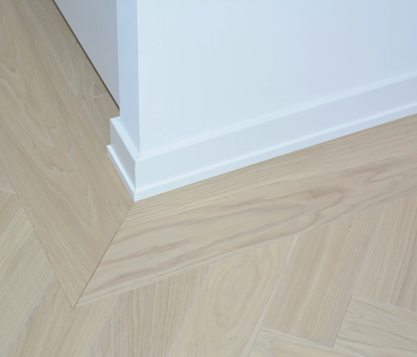 Fischgrätparkett Eiche Clear White, Sockelleiste Torino Fischgrät Eichenparkett massiv Rohholzoptik