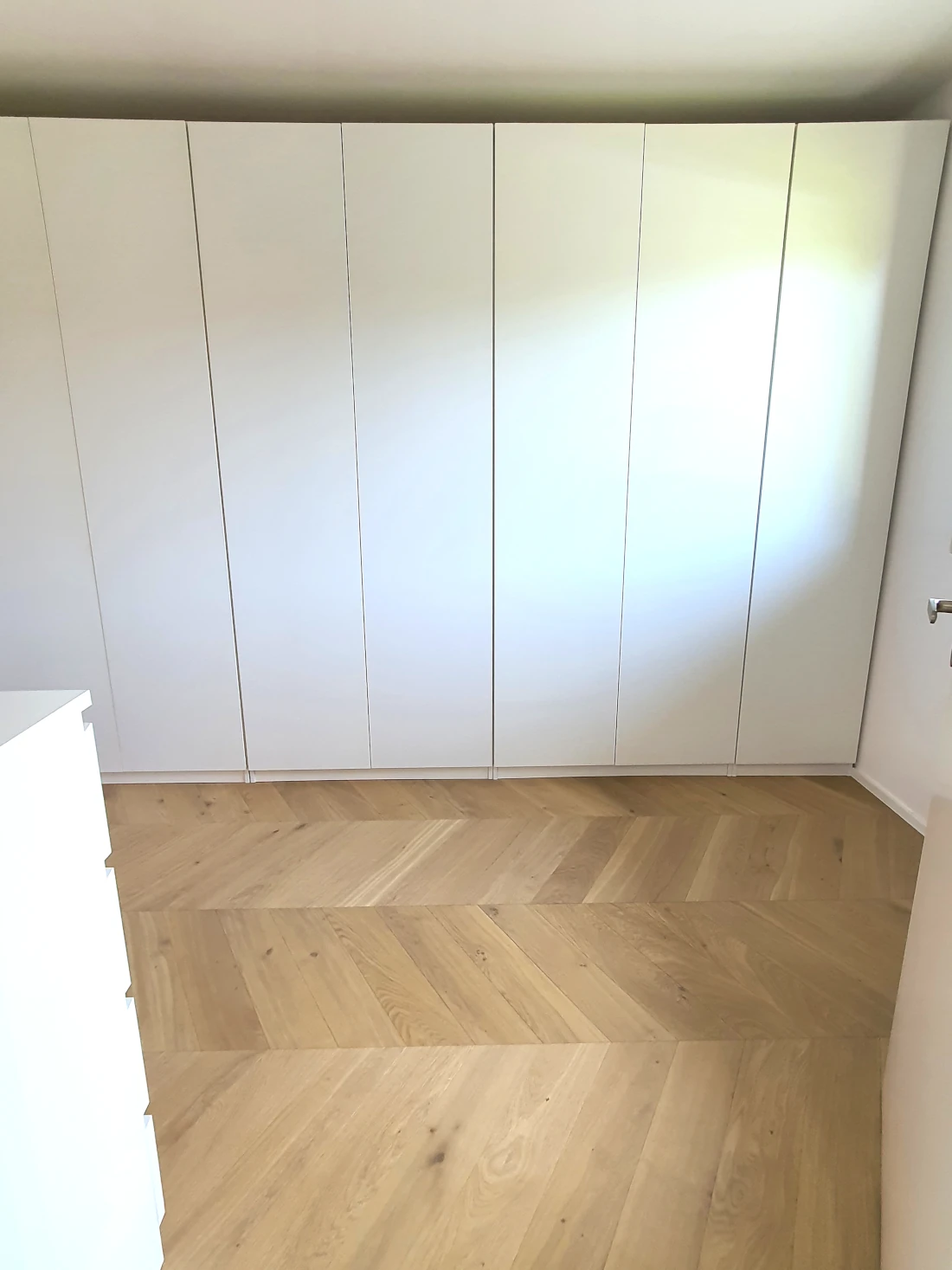 Französisches Fischgrät, Clear White - Select Chevron, helles Eichenparkett, Ankleidezimmer