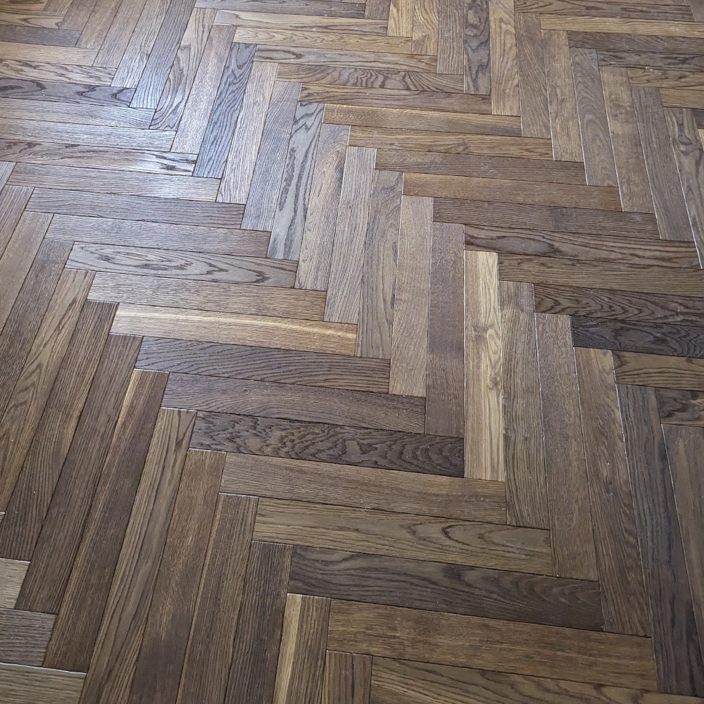 Fischgrät Antik Smoky Horse - Chocolate, Sortierung Natur Dunkles Fischgrätparkett aus geräucherter Eiche, antik bearbeitet