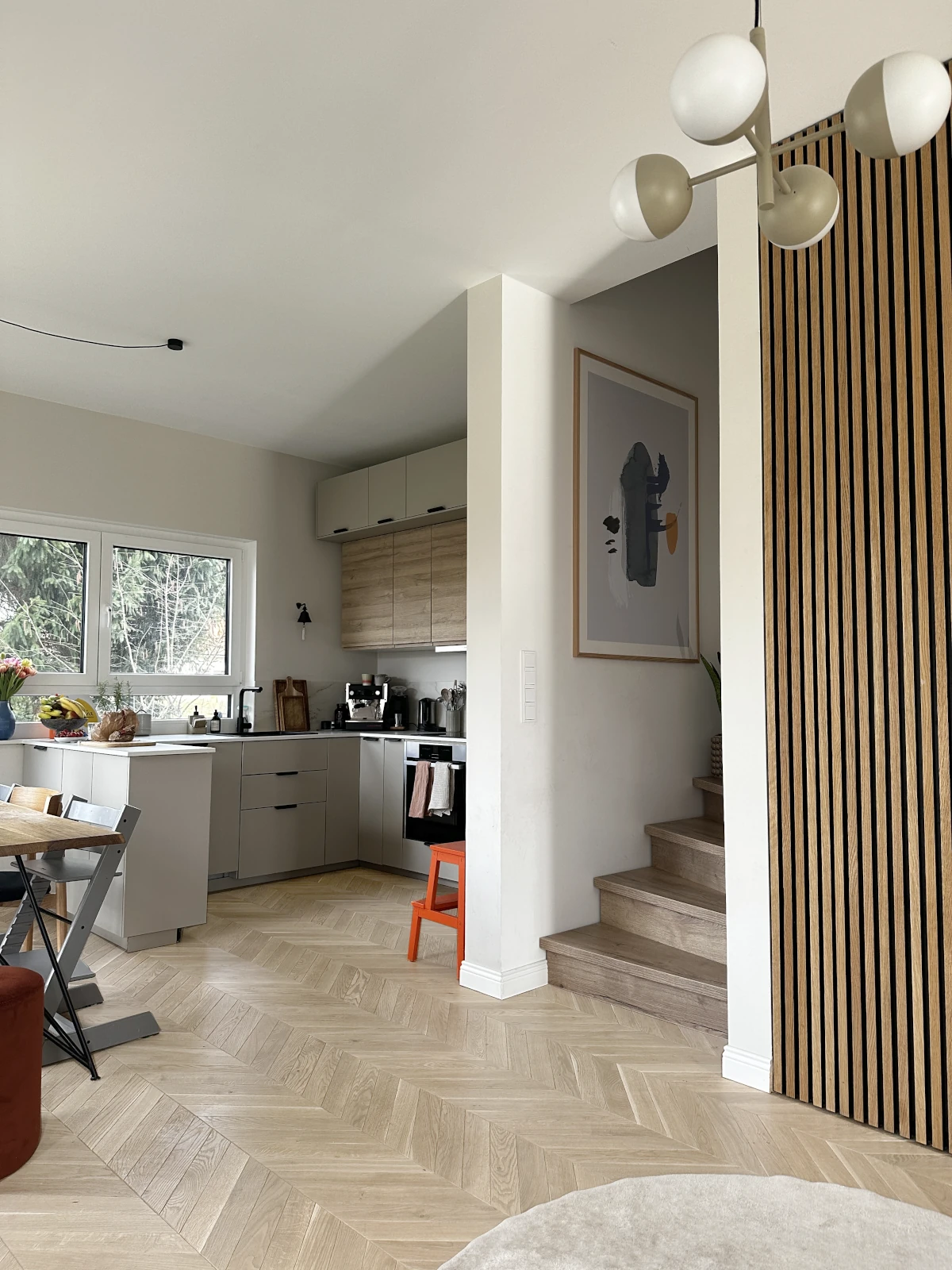 Französisches Fischgrät-Parkett Eiche Antik Creamy Horse Chevron Antikparkett