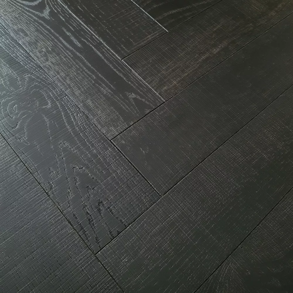 Schwarzes Fischgrätparkett
