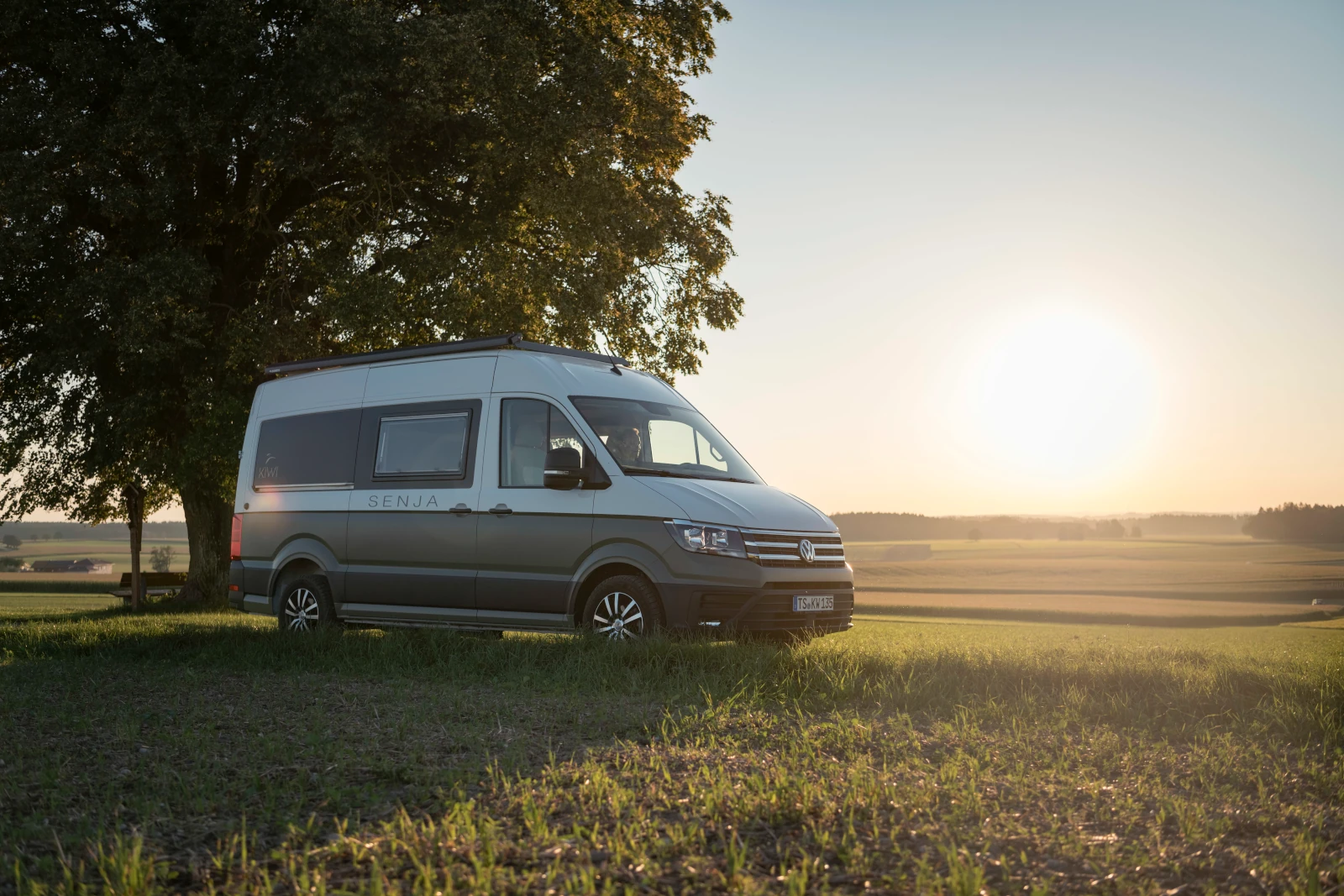 Camper KIWI Senja mit Fischgrätparkett Sägerau Wohnmobil Camping