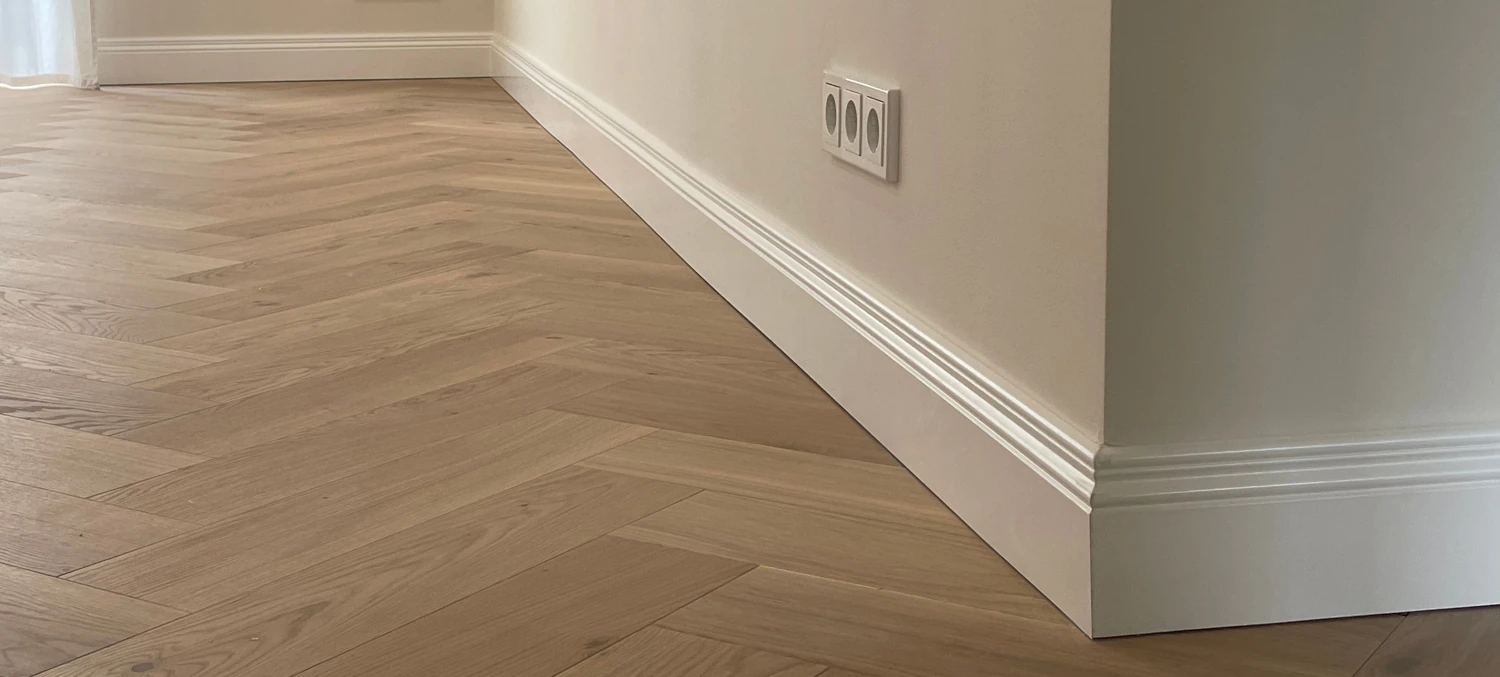 Sockelleiste Alt-Lübeck, 120 mm Höhe RAL 9016 Hohe Sockelleiste in Weiß mit Profil