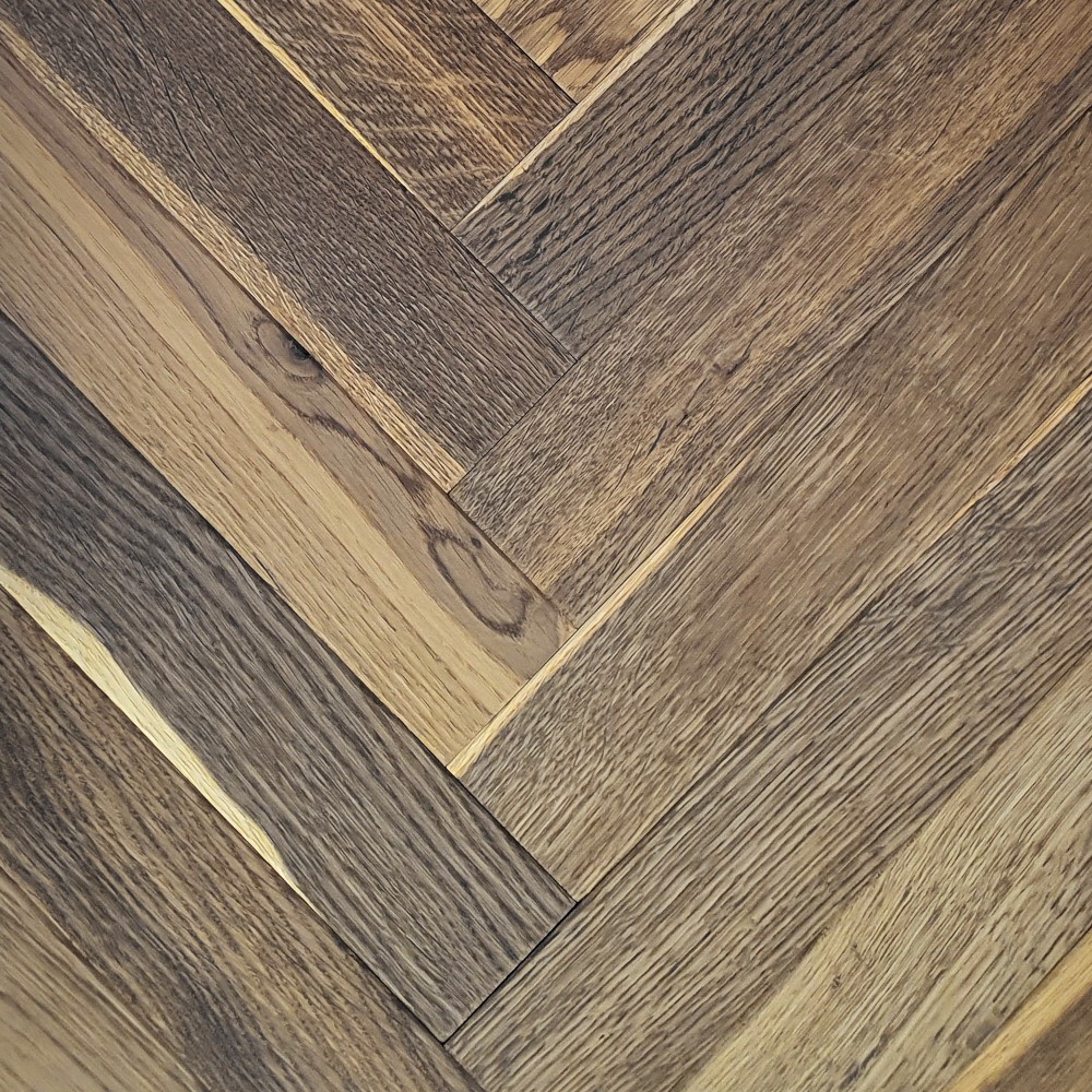 Fischgrät Antik Smoky Horse - Chocolate, Sortierung Robust Dunkles Fischgrätparkett aus geräucherter Eiche, antik bearbeitet
