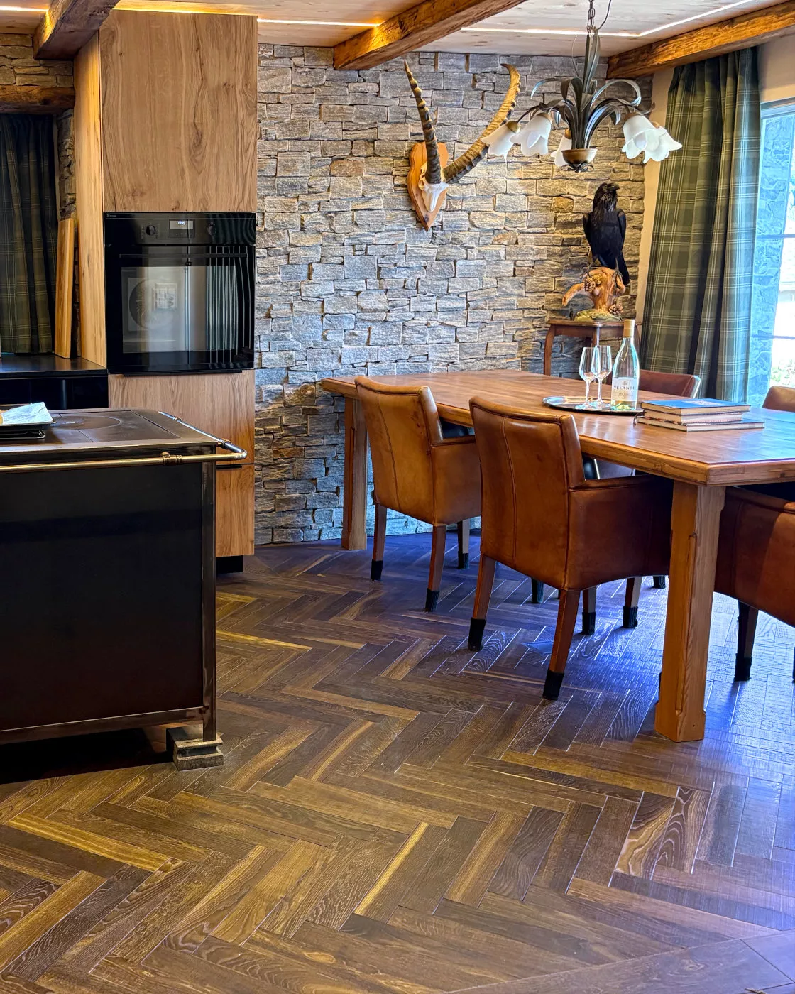 Chalet Schweiz, dunkles Parkett