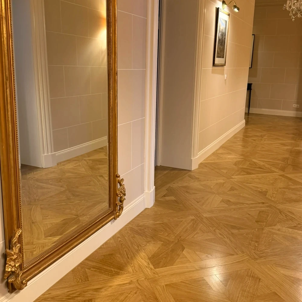 Prunkvoller Raum mit Spiegel und Versaillesparkett