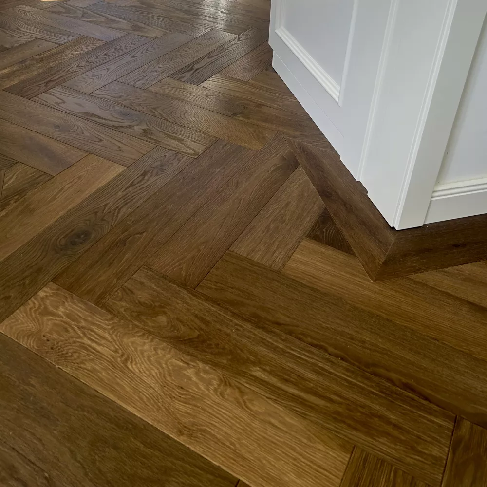 Dunkles Fischgrätparkett