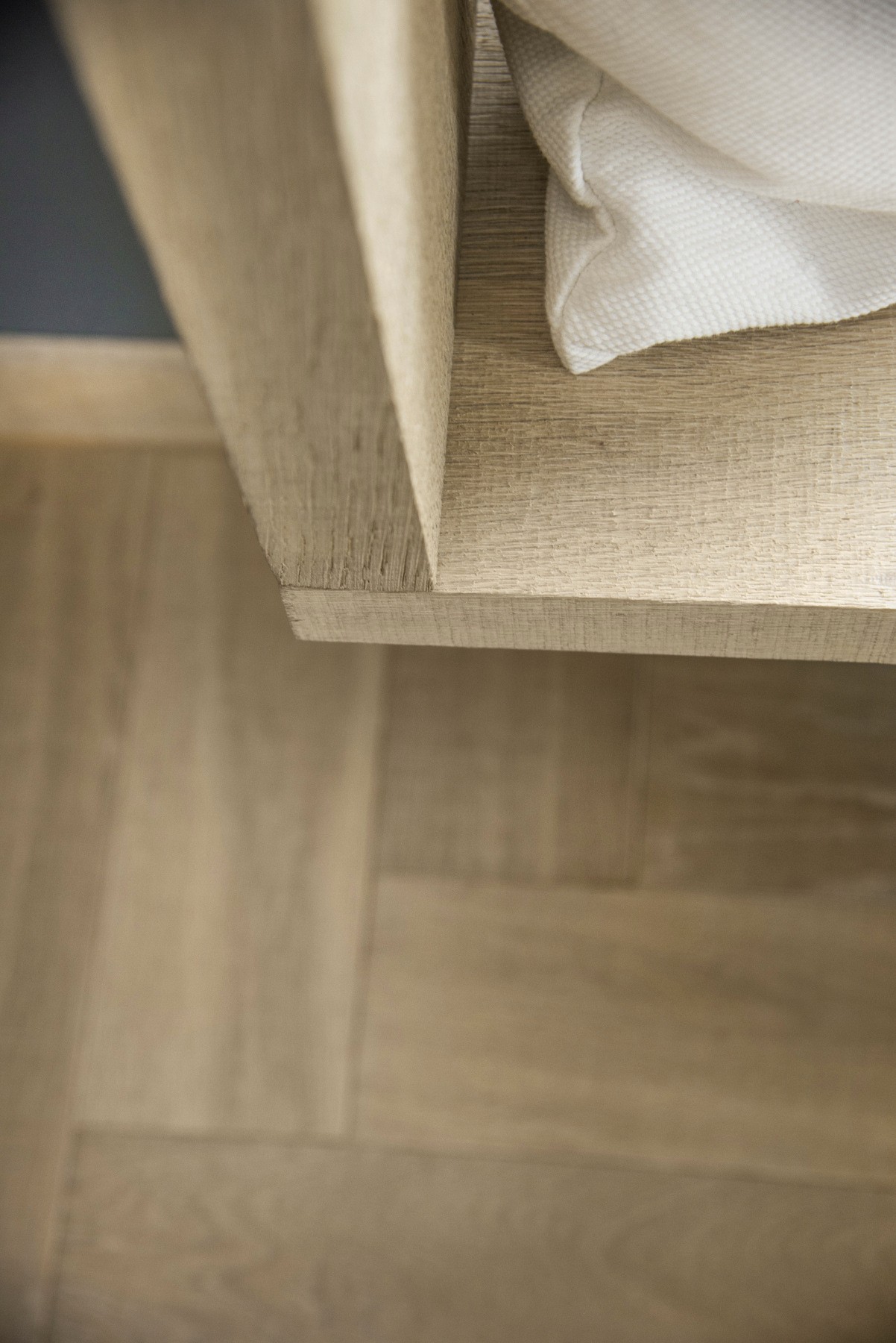 Fischgrät Cristal Grey Sägerau mit passendem Sitzfenster Eiche angeräuchert grau-braun