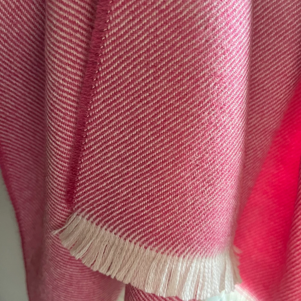 Foxford XXL Schal - extra feine Merinowolle - Rosebud Foxford XXL Schal - extra feine Merinowolle - Rosebud