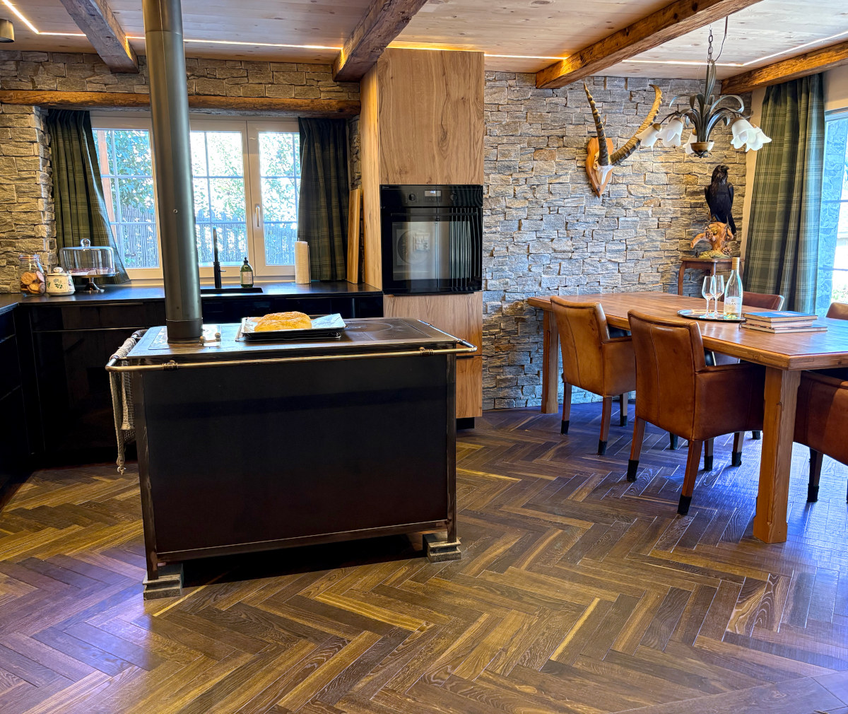 Fischgrät Massivholz Eiche Chocolate (geräuchert) - Sägerau Chalet Schweiz, dunkles Parkett