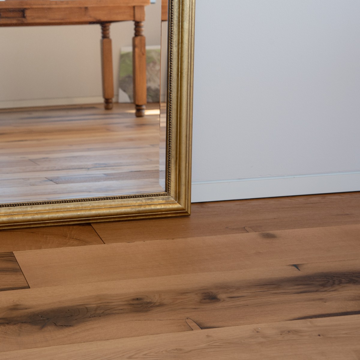 Altholz Eiche mit wandbündiger Sockelleiste