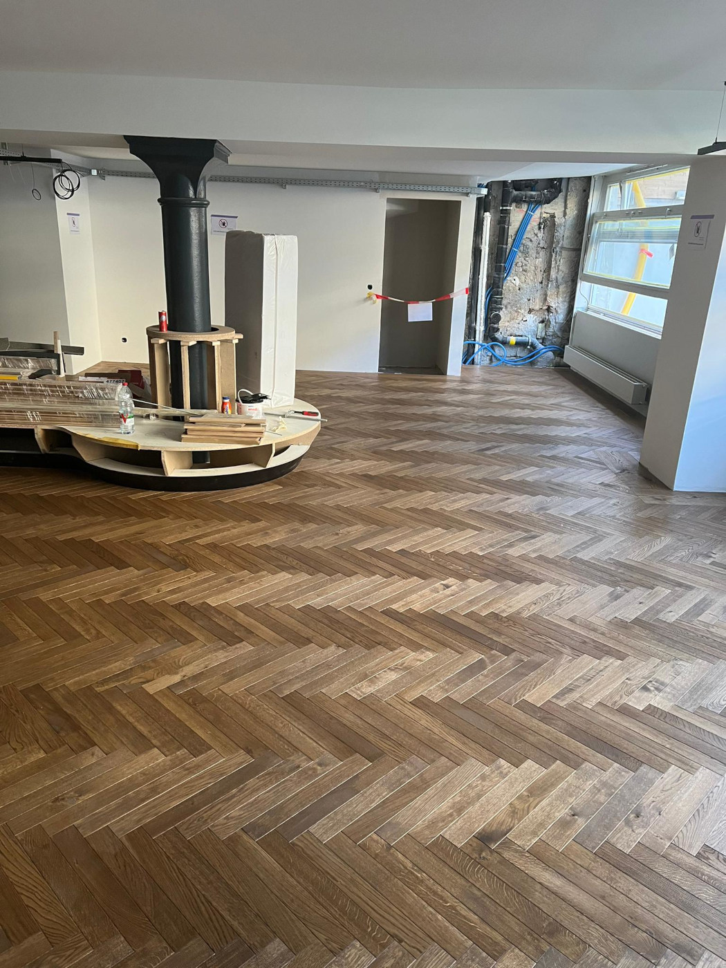 Fischgrätparkett Walnut im Restaurant Röschtigrabe Schweiz