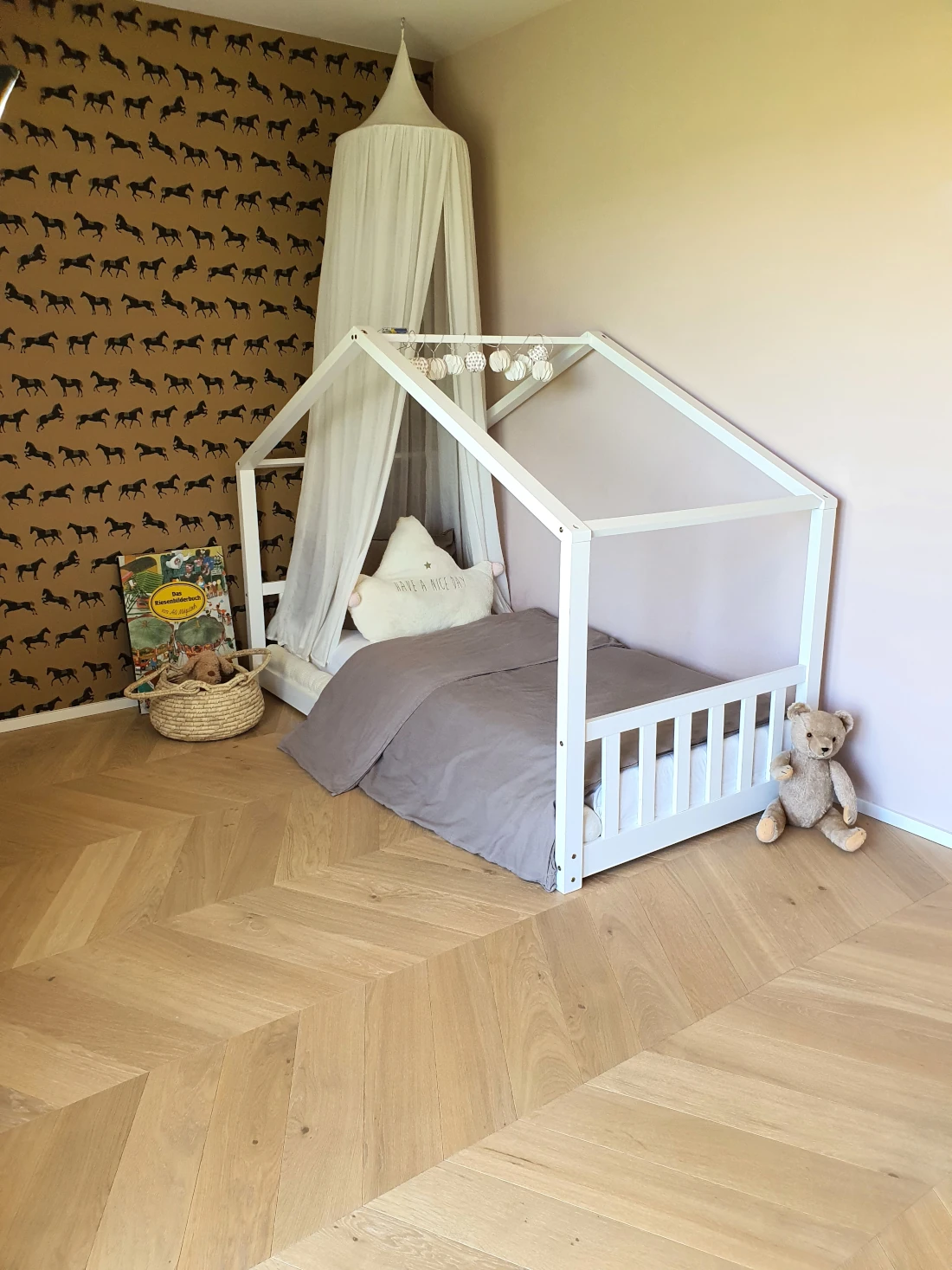 Chevron, helles Eichenparkett, Kinderzimmer