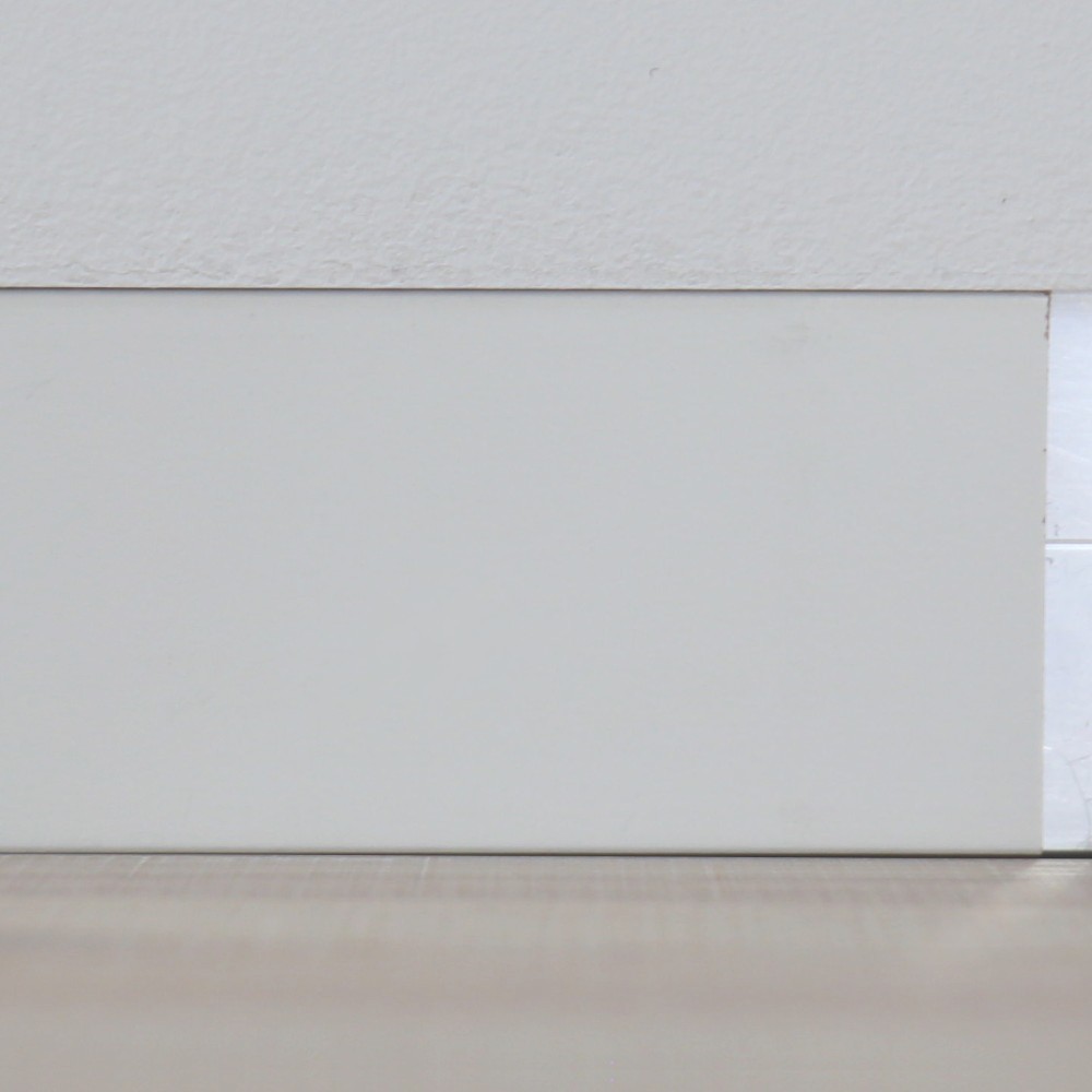 Wandbündige Sockelleiste mit Metallprofil