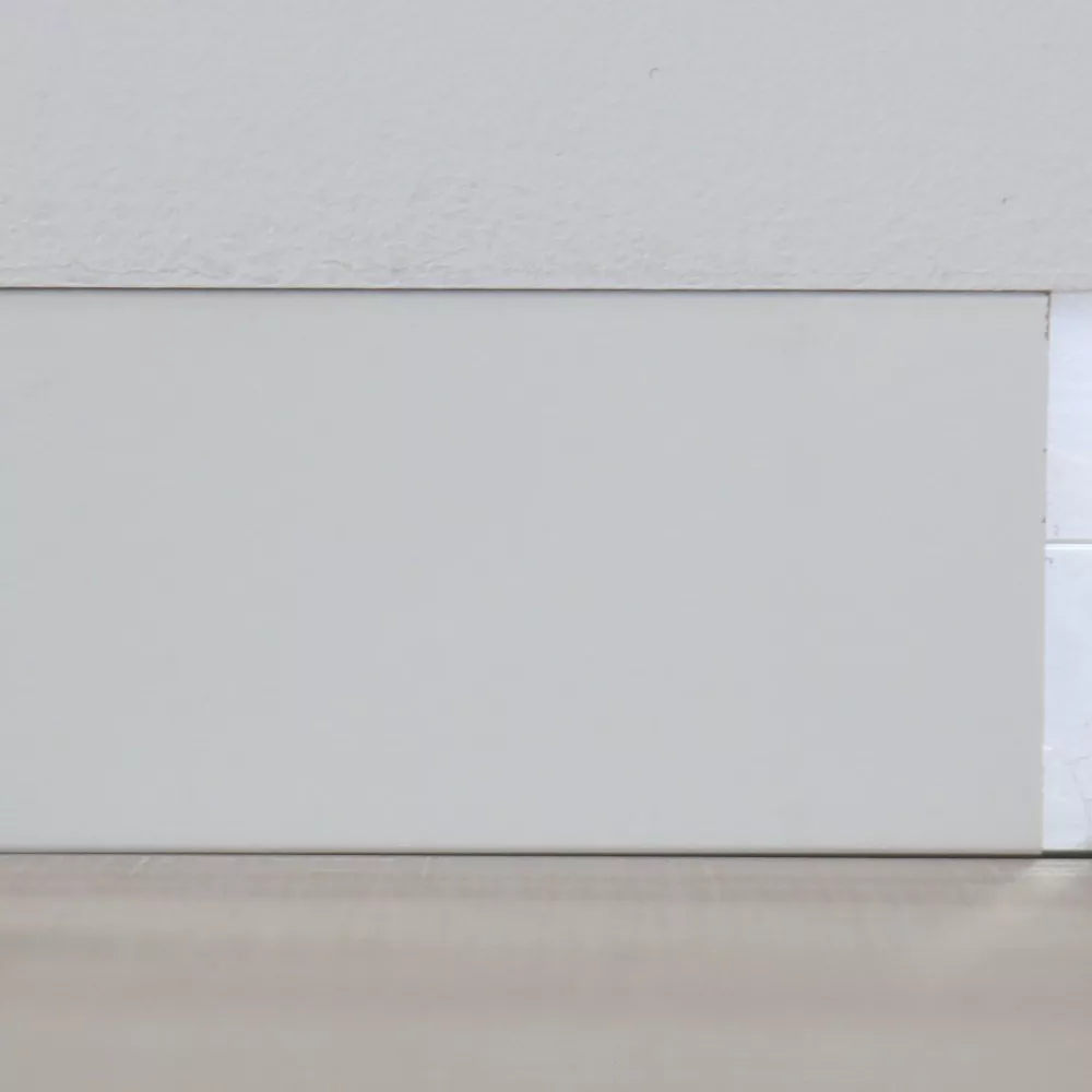 Wandbündige Sockelleiste mit Metallprofil