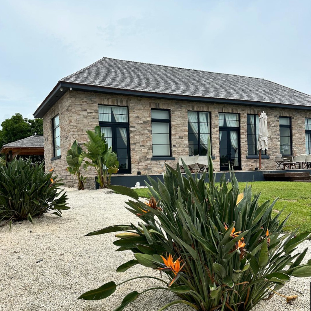 Französisches Fischgrät Altholz im Cottage auf den Bahamas Chevron Altholzparkett Karibik