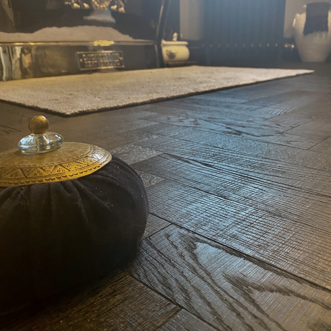 Fischgrät Night Black Sägerau Schwarzes Fischgrätparkett im Bad