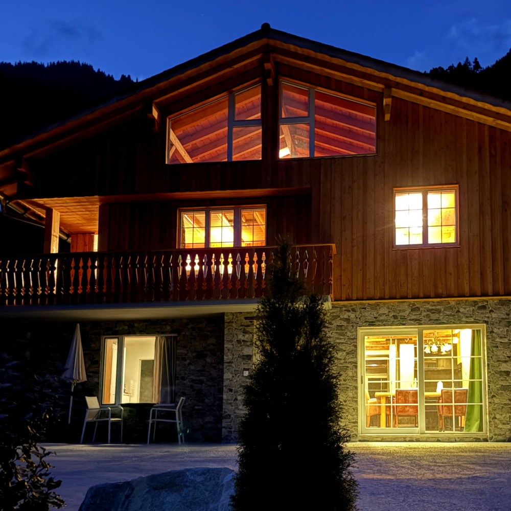 Saniertes Chalet, ausgestattet mit Fischgrät Chocolate Räuchereiche Schweiz