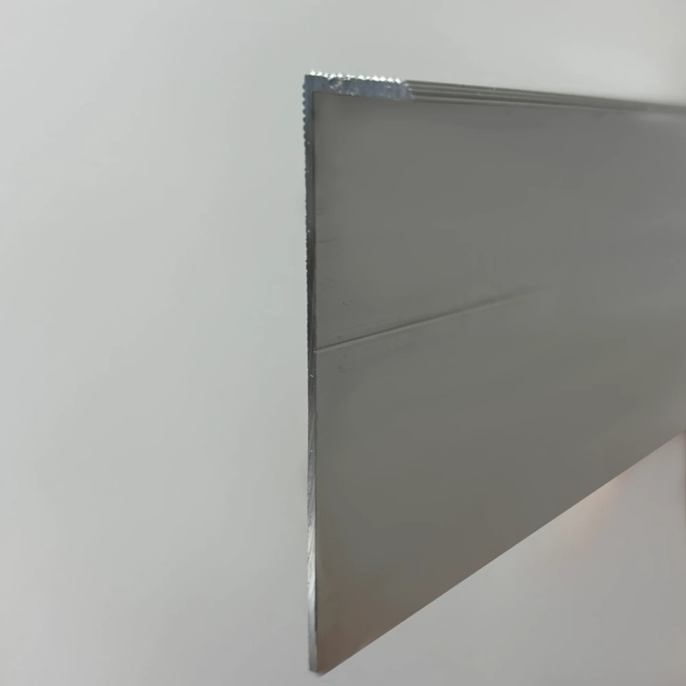 Basisprofil aus Alu für Wandbündige Sockelleisten  Aluminiumprofil für wandbündige Sockelleisten mit Abschrägung vorne