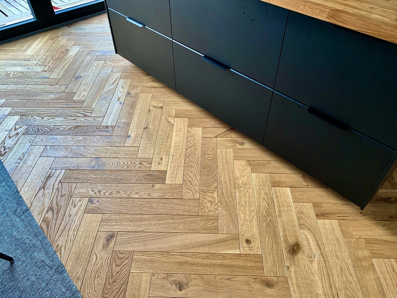 Sägeraues Fischgrät-Parkett aus massiver Eiche, Farbton Clear Fischgrät Sägerau Eiche