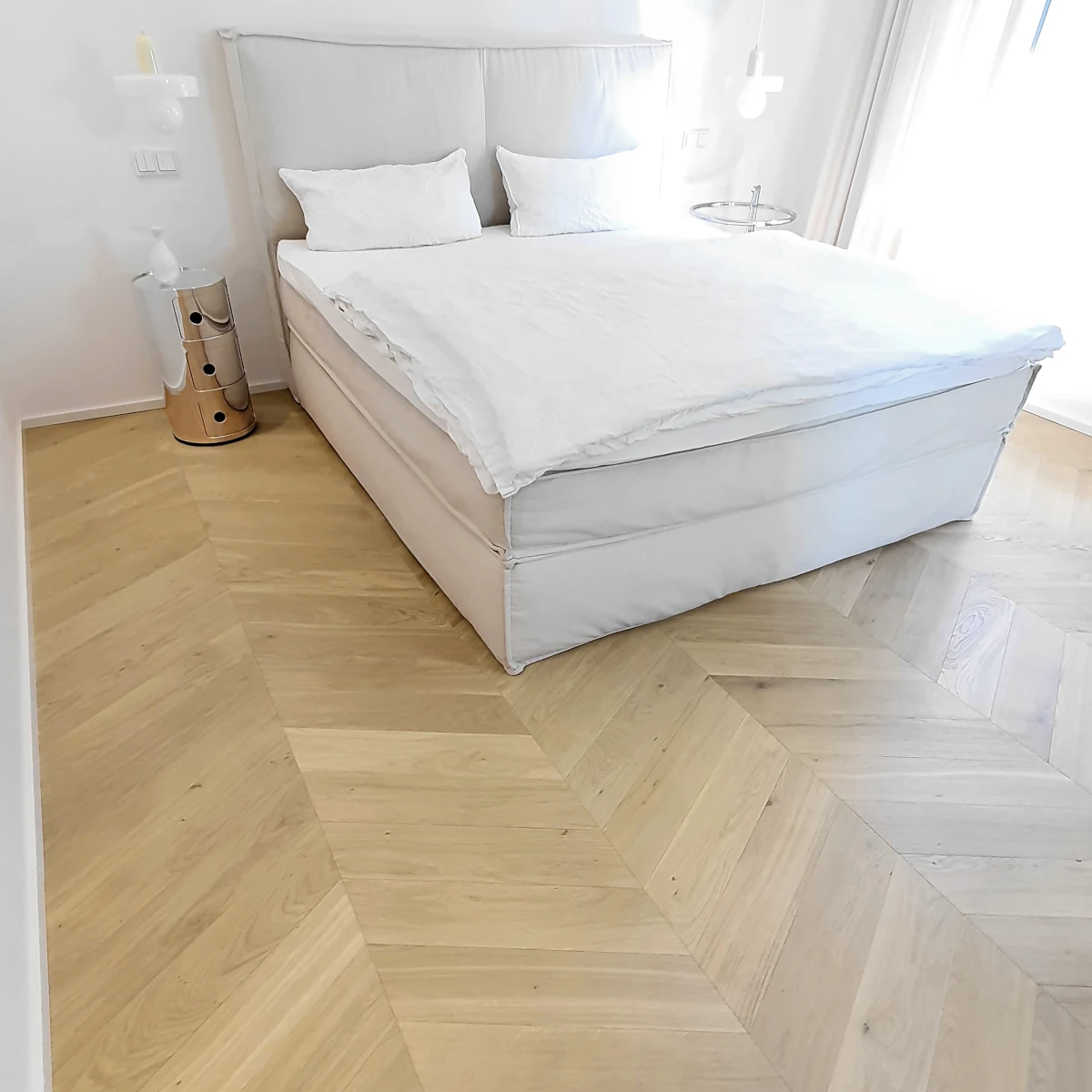 Französisches Fischgrät, Clear White - Select Chevron, helles Eichenparkett, Schlafzimmer