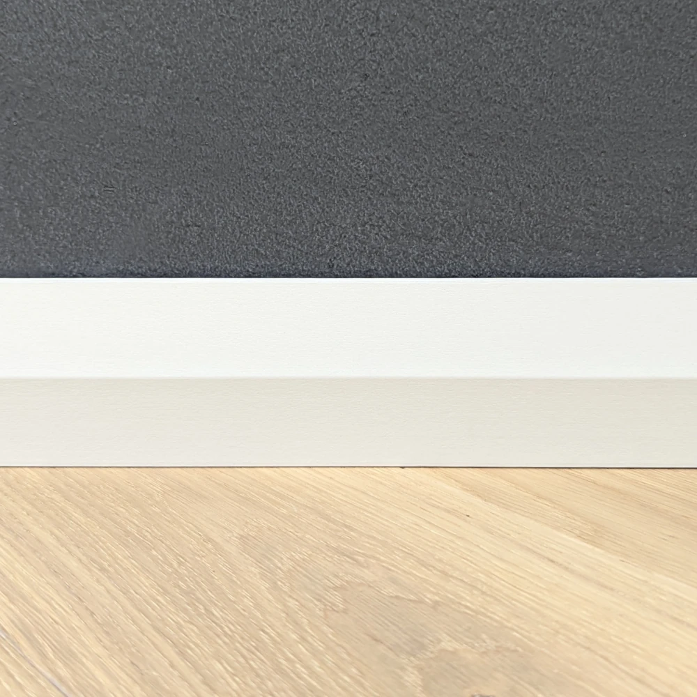 Hohe Sockelleiste mit modernem Profil