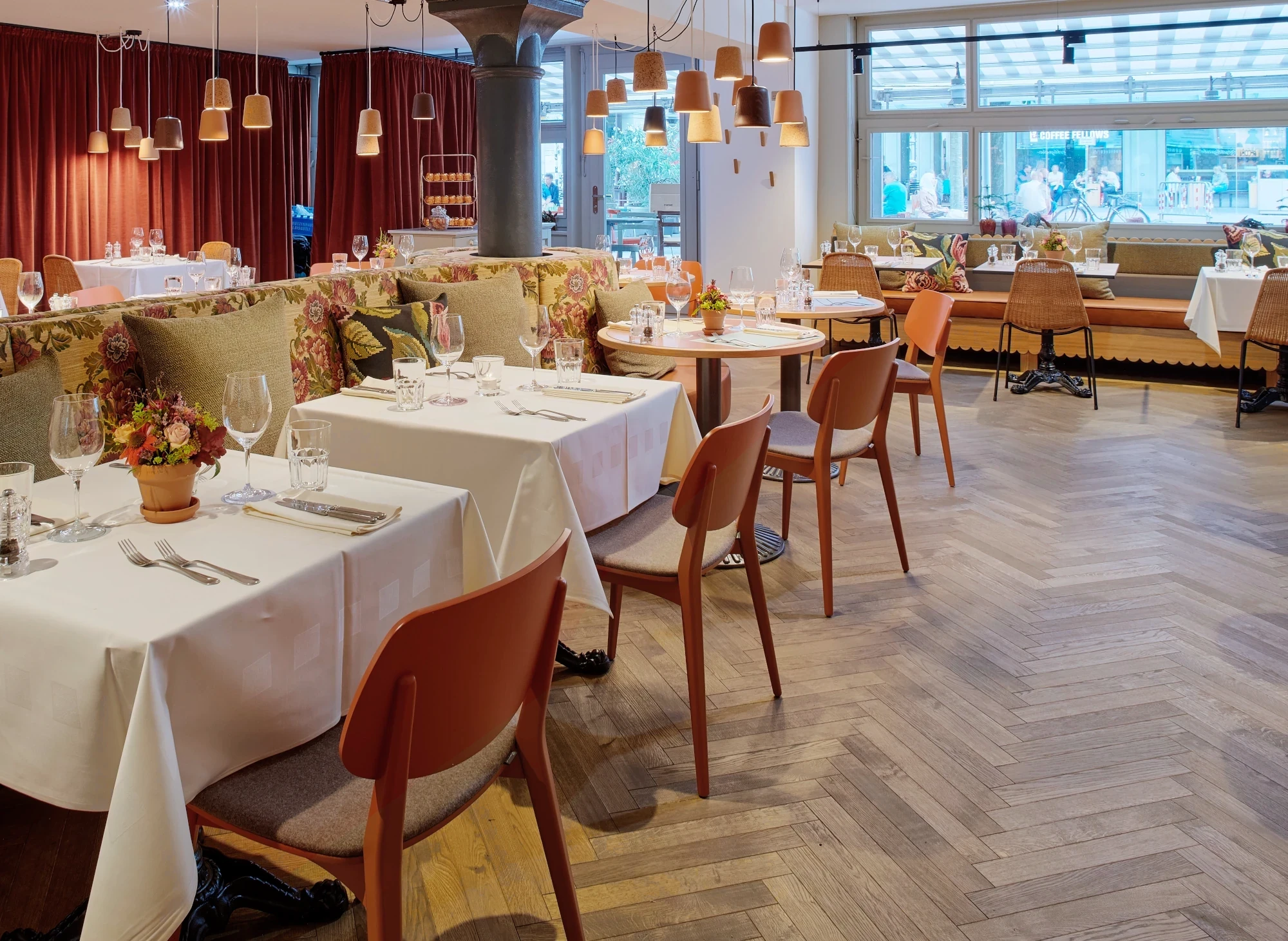 Fischgrätparkett London Walnut im Restaurant Röschtigrabe Schweiz