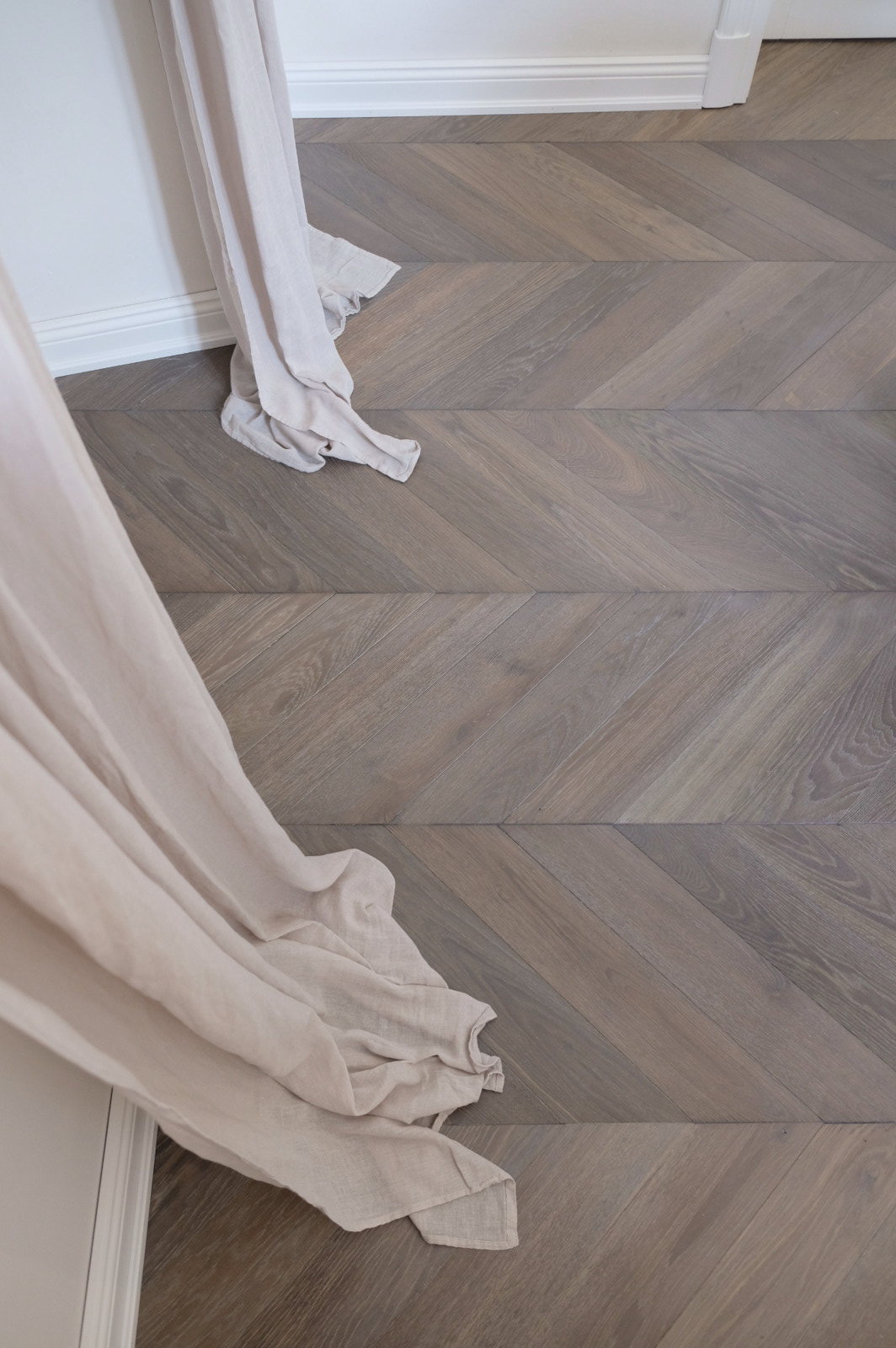 Französisches Fischgrät 45° Winkel, Ile Tudy Chevron, Eichenparkett, Räuchereiche, graubraunes Parkett