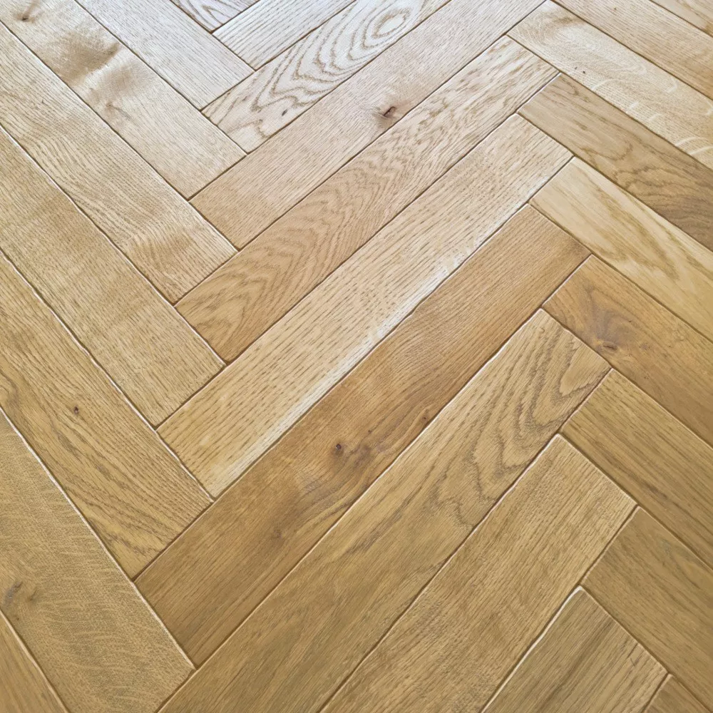 Fischgrät-Parkett mit Antikkante, natürlicher Eichenton