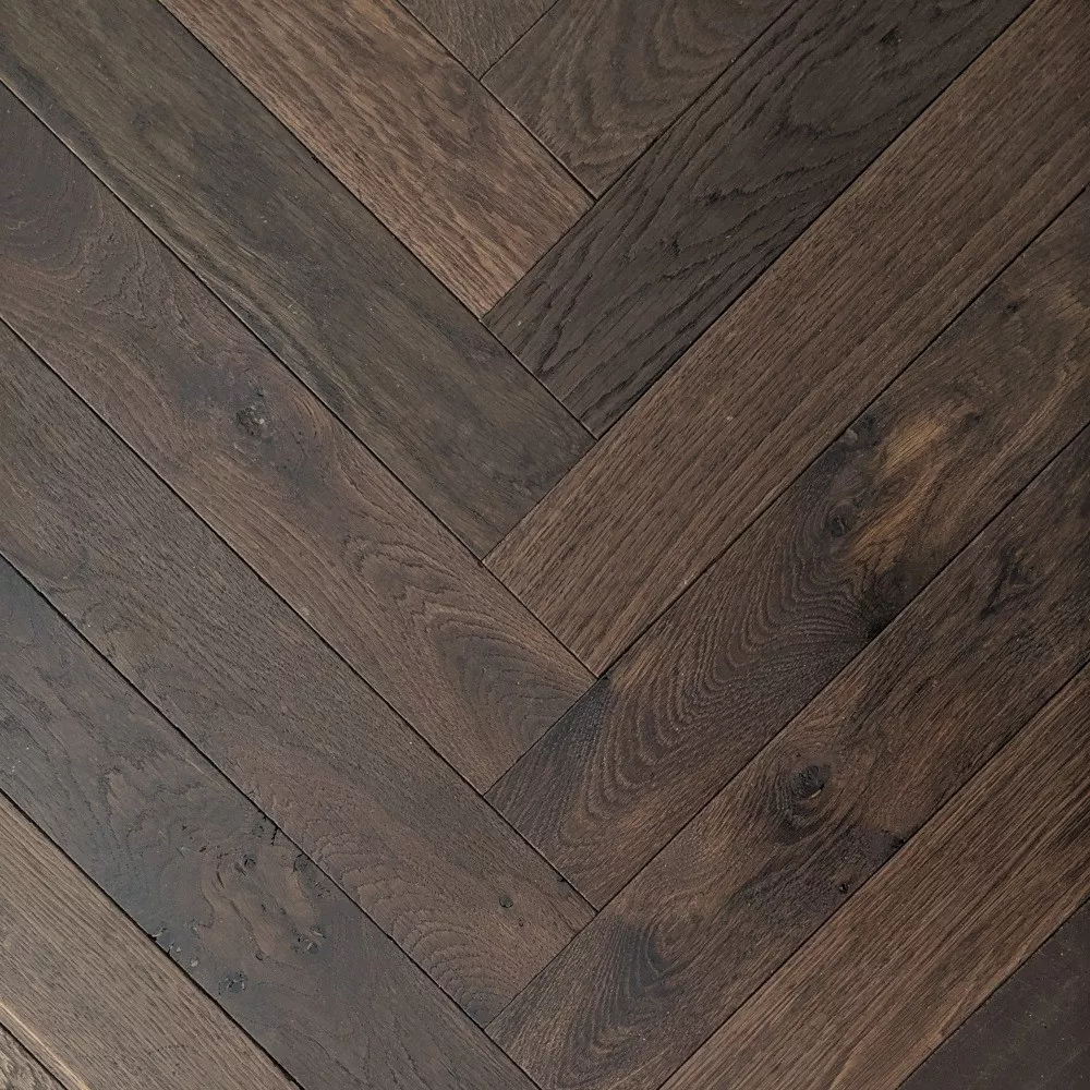 Dunkelbraunes Parkett Räuchereiche fast schwarz