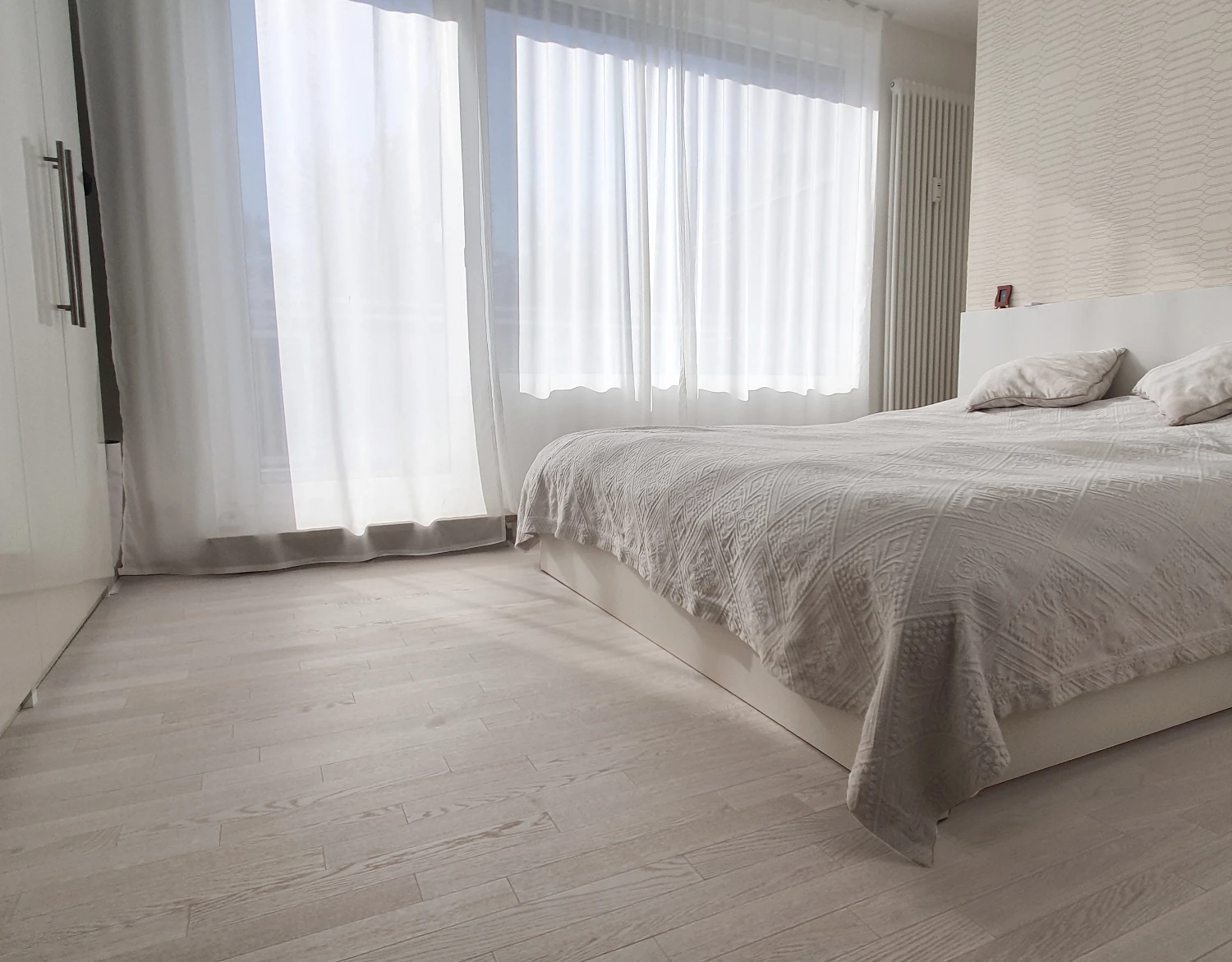 Stabparkett im Schlafzimmer, Eiche massiv, Noblesse Polar White Massivholz, weißes Parkett