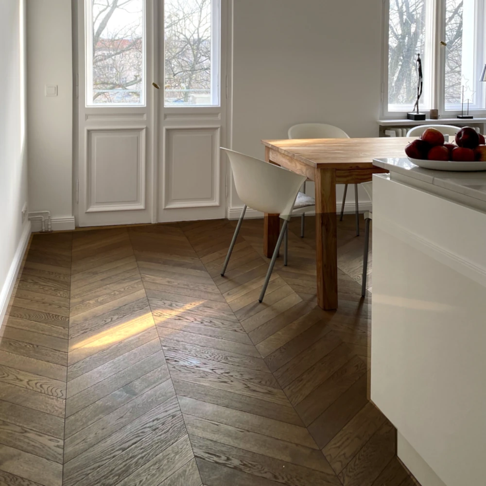 Französisches Fischgrät / Chevron , Massivholz "Walnut"  Sanierte Altbauwohnung, braunes Fischgrät Eiche