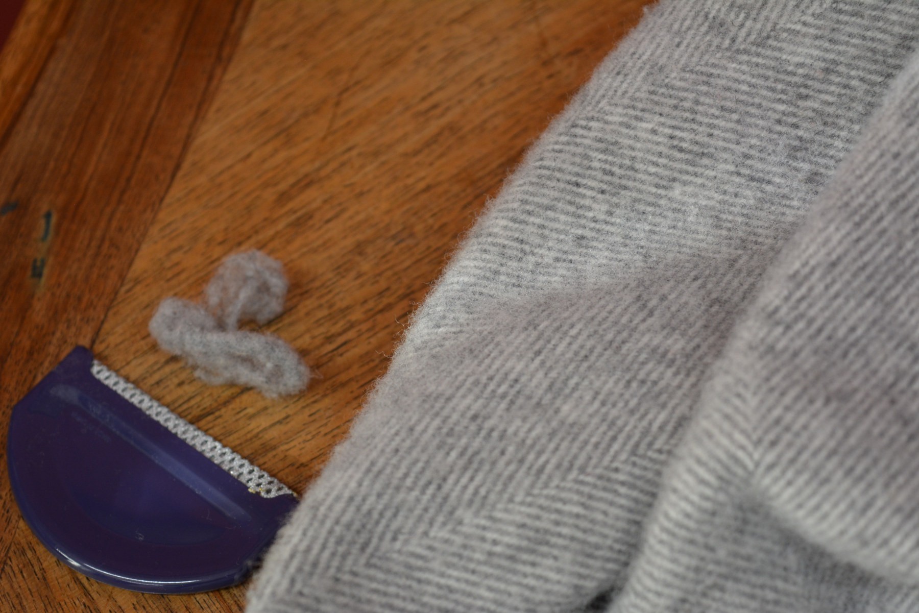 Wolldecke nach der Behandlung mit einem Wollkamm Pflege Schurwoll-Decken