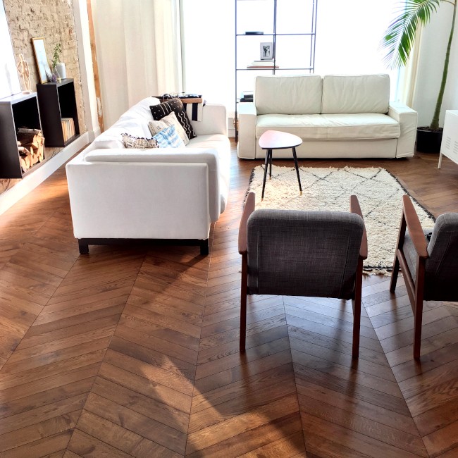 Französisches Fischgrät-Parkett 60° - Chevron - Eiche Chestnut Rustic Parkett kastanienbraun, Altbausanierung, dunkelbraunes Parkett