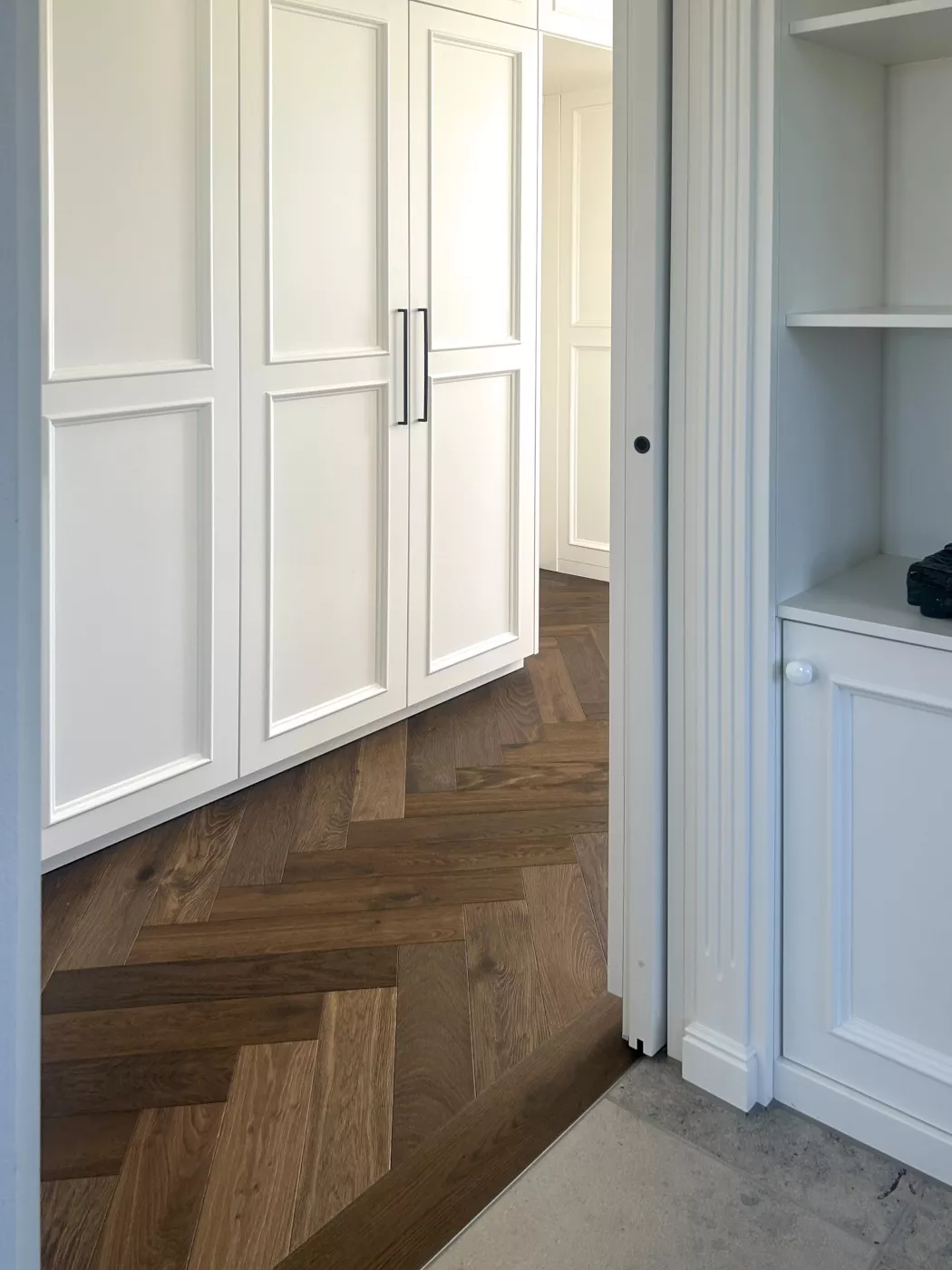 Dunkles Fischgrätparkett