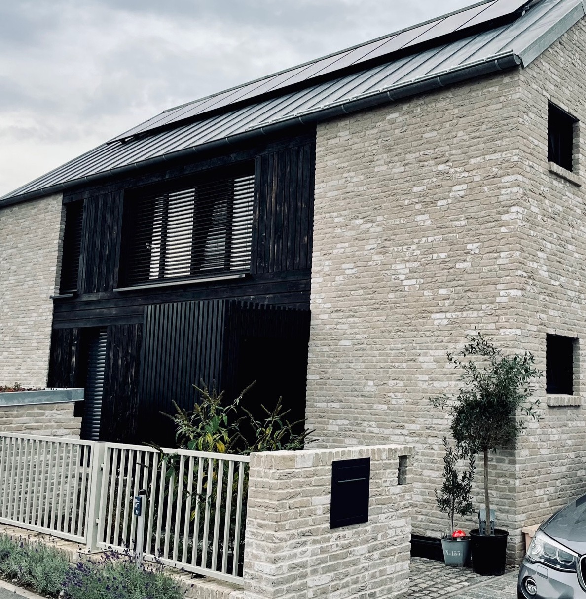 Klinker-Bauweise und Fassade aus verkohltem Holz Architektenhaus nahe Berlin