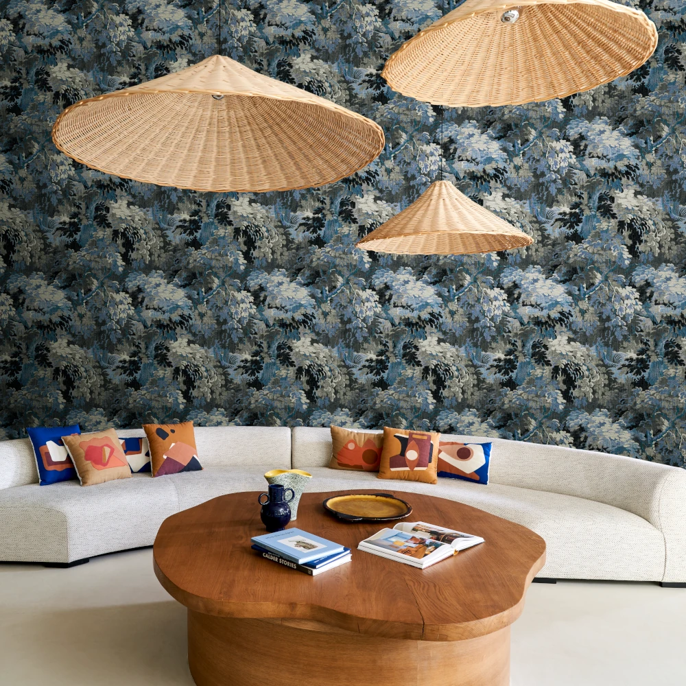 Dioré – Cobalt – 48013 Wandtapete mit Waldmuster im Wohnzimmer