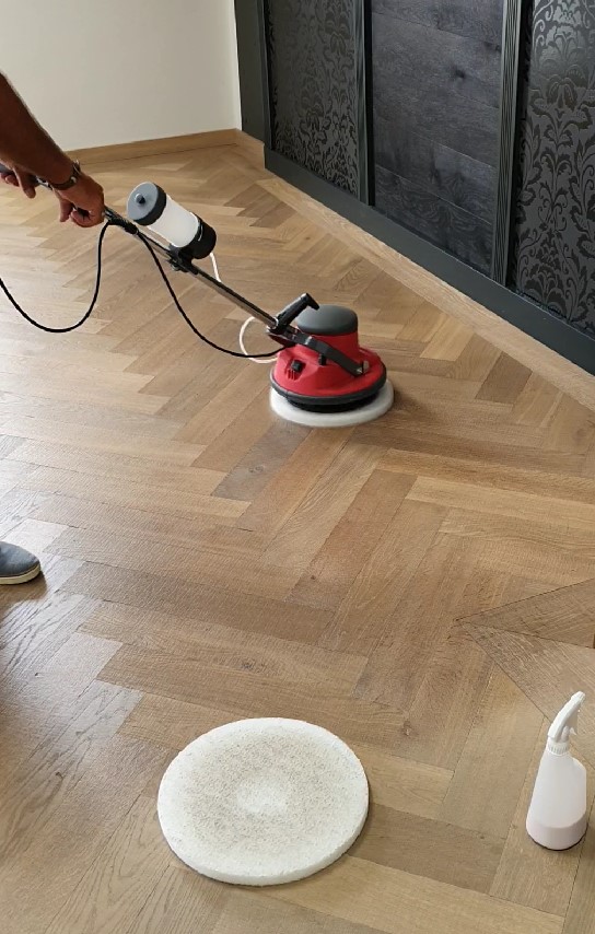 Parkett-Einpflege mit der Einscheibenmaschine Parkettpflege Erstpflege