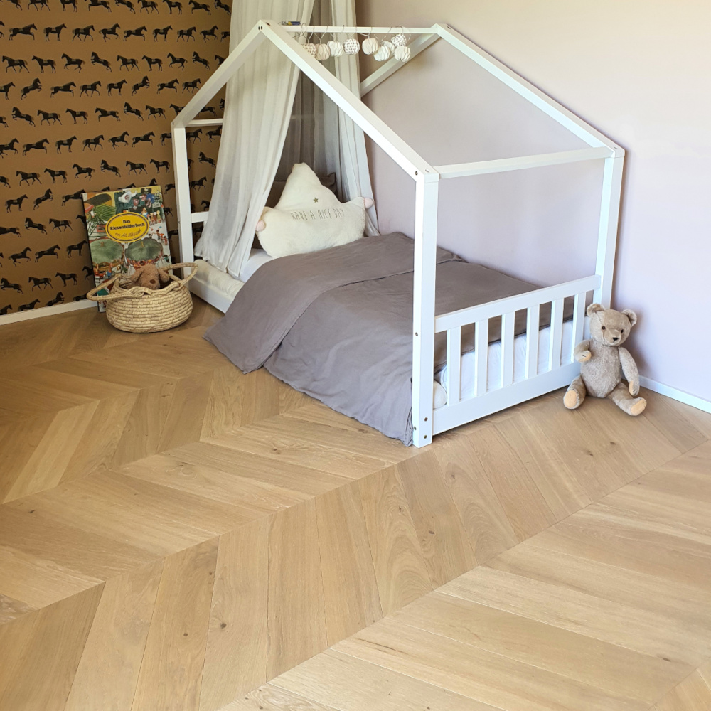 Französisches Fischgrät, Clear White - Select Chevron, helles Eichenparkett, Kinderzimmer