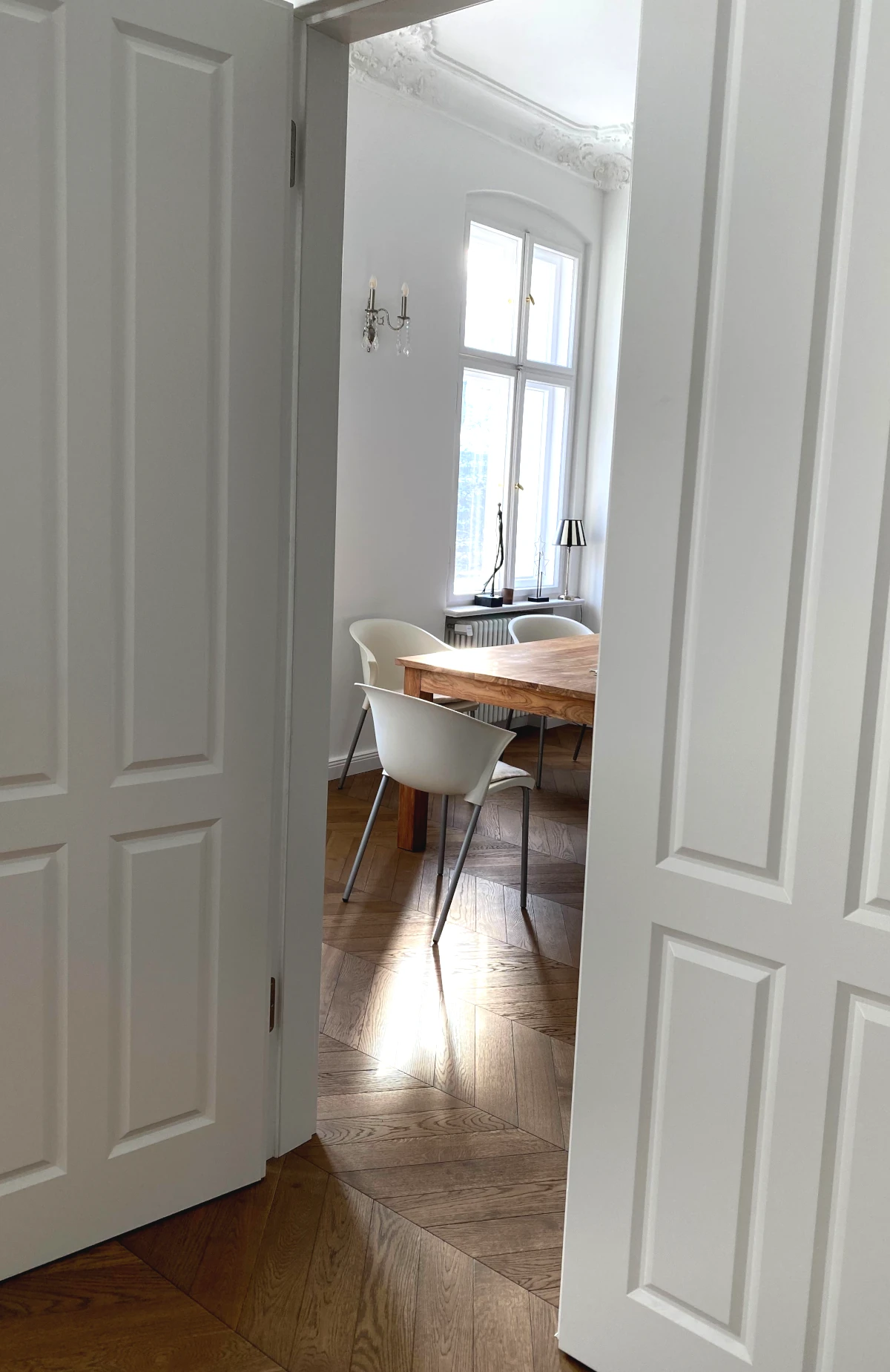 Französisches Fischgrät / Chevron , Massivholz "Walnut"  Sanierte Altbauwohnung, braunes Fischgrät Eiche