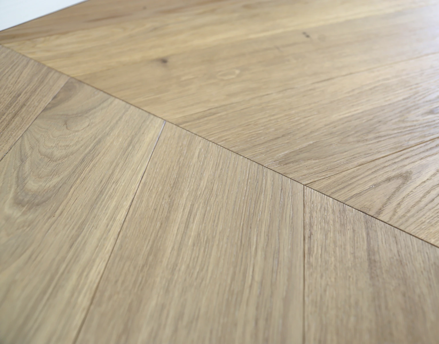 Französisches Fischgrät, Clear White - Select Chevron, helles Eichenparkett