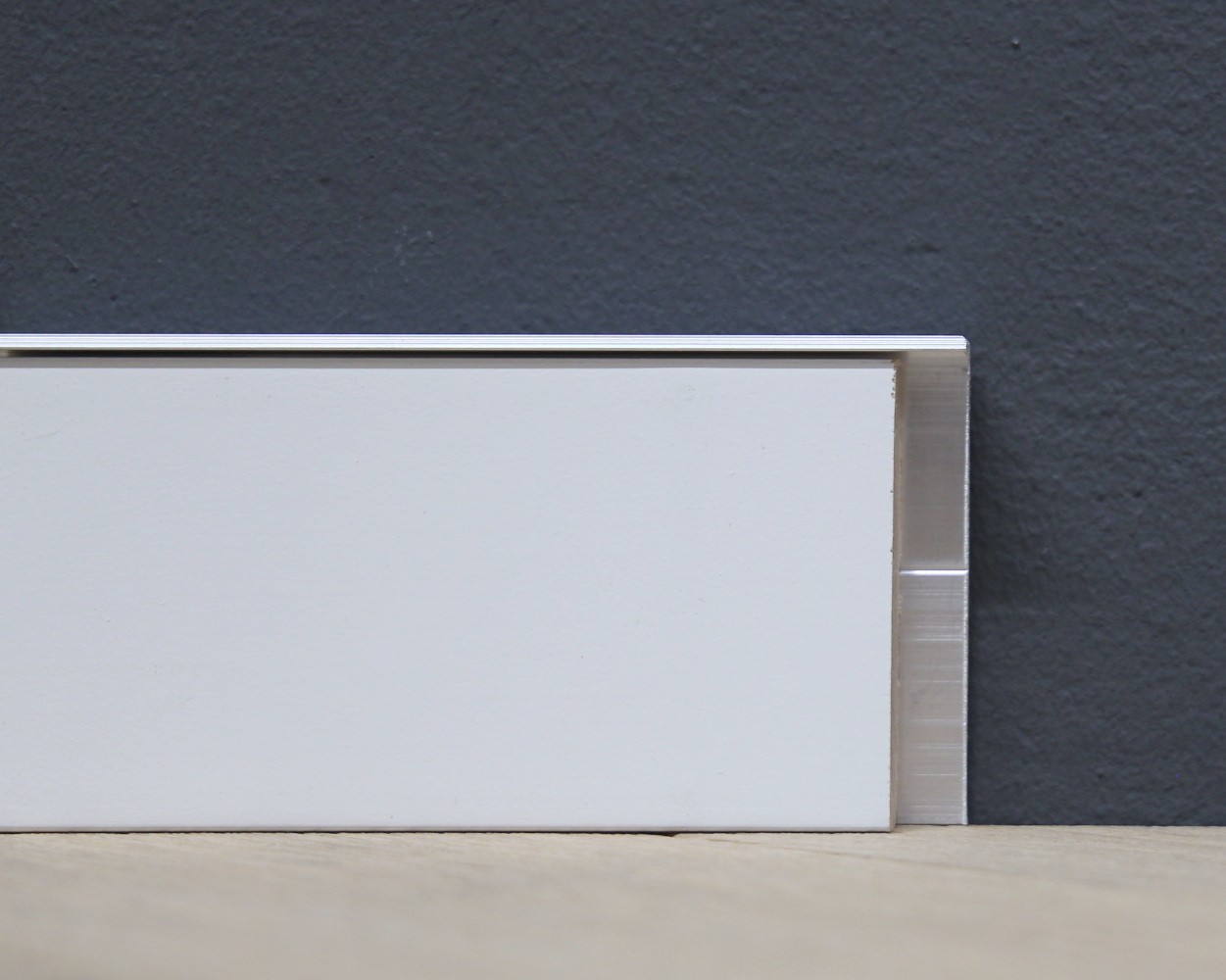 Sockelleiste Massivholz weiß lackiert RAL 9016, 60 x 10 mm Wandbündige Sockelleiste mit Metallprofil