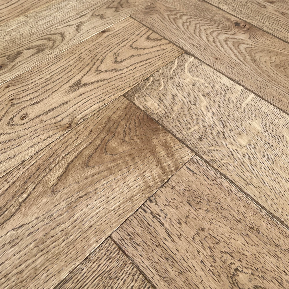 Eiche Antik Wild Horse Brown Braunes Massivholzparkett als klassisches Fischgrät