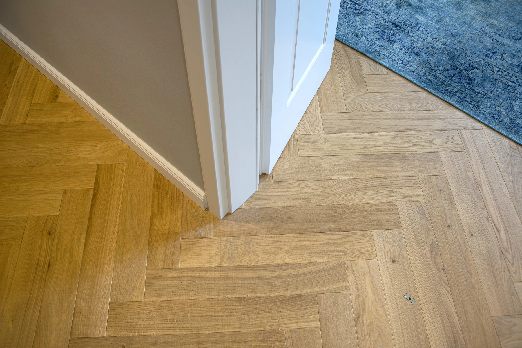 Fischgrät Sägerau Clear White, Eiche massiv Massivparkett, helles Fischgrätparkett