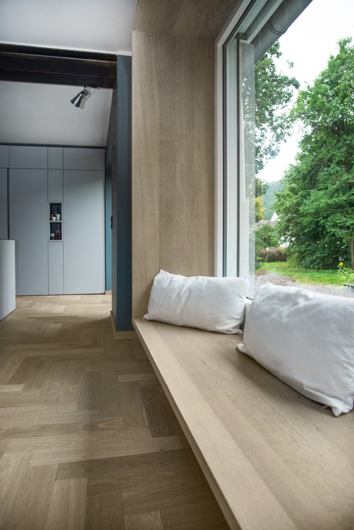 Fischgrät Cristal Grey Sägerau mit passendem Sitzfenster Eiche angeräuchert grau-braun