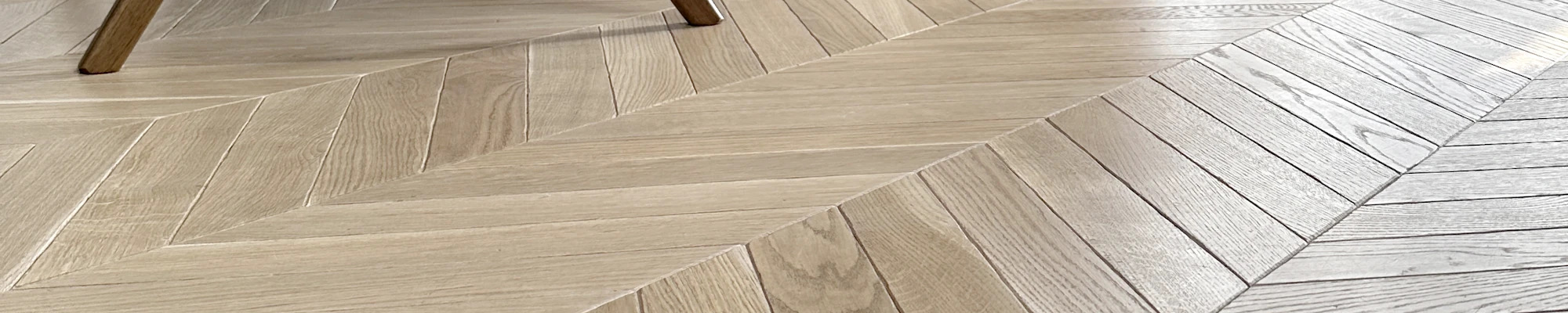 Französisches Fischgrät-Parkett Eiche Antik Creamy Horse Chevron Antikparkett