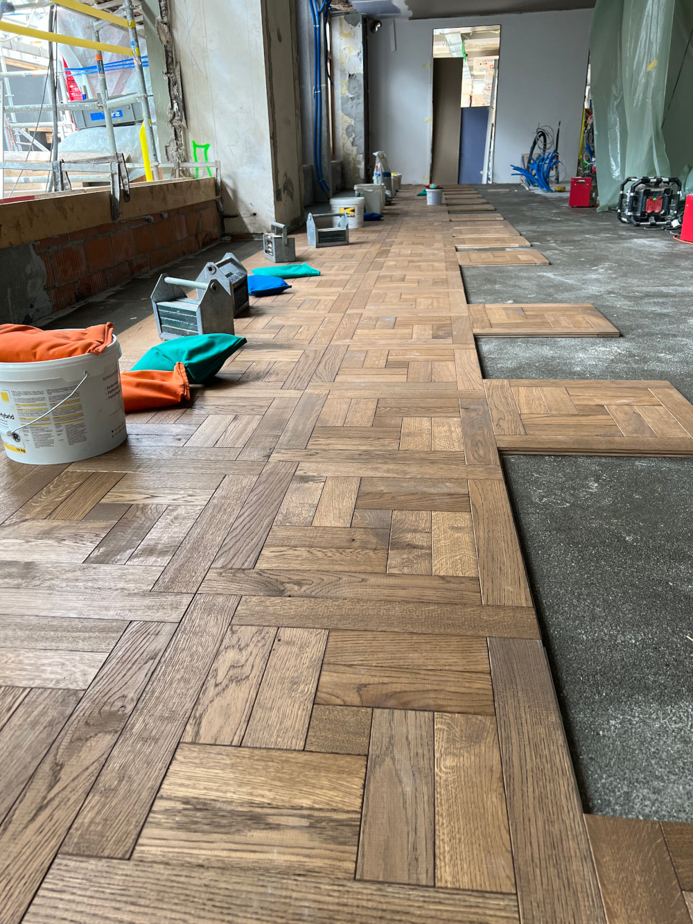 Tafelparkett London Walnut im Restaurant Röschtigrabe Schweiz