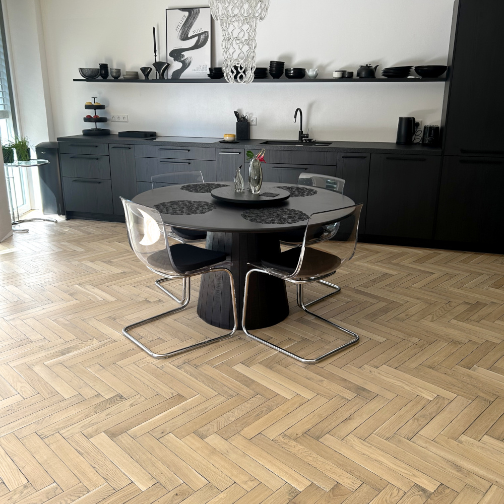 Fischgrätparkett Eiche Antik Shadow Horse Massivholzparkett mit farblich abgesetzten Kanten