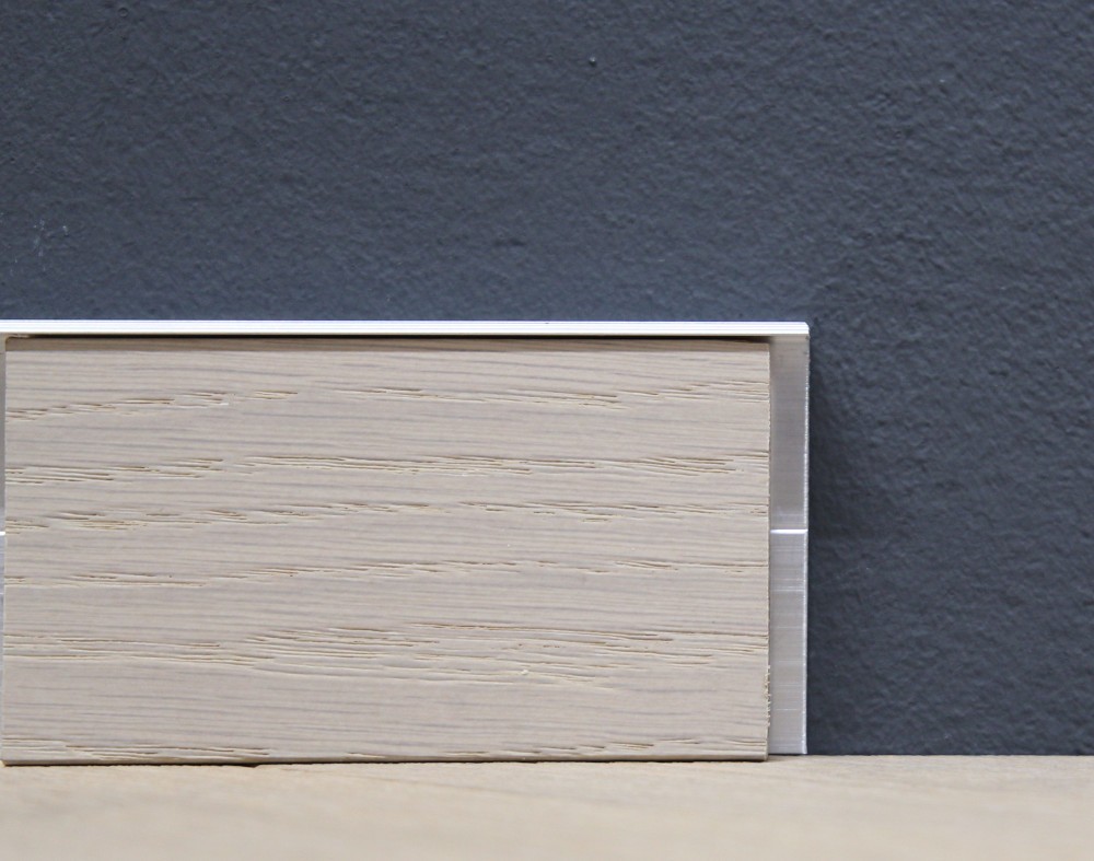 Sockelleiste Eiche weiß geölt, 60 x 10 mm Wandbündige Sockelleiste mit Metallprofil